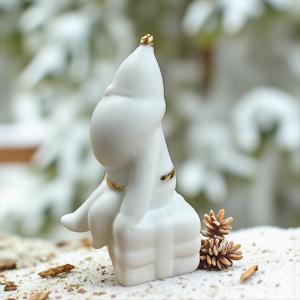 Figurine père noël sur cadeau